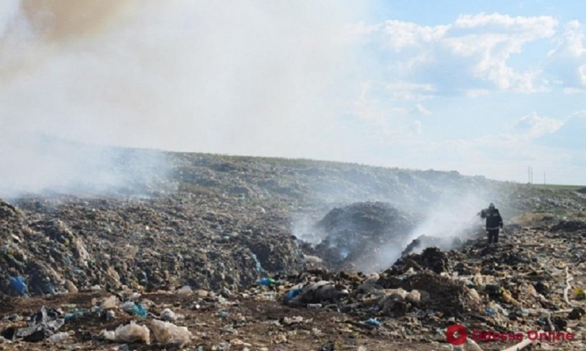 Под Шабо, в Одесской области, более двух недель дымится мусорная свалка