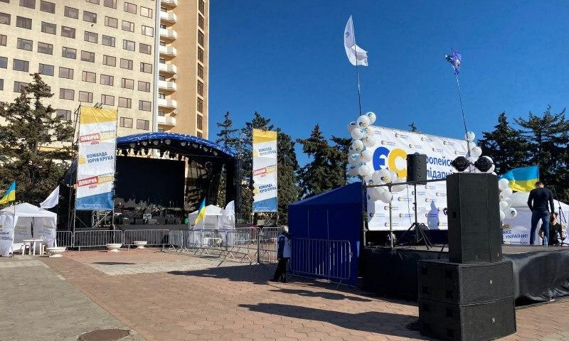 В Черноморске 2 партии не поделили место на площади 