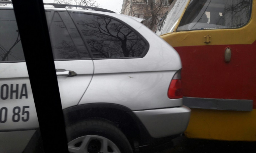 Авария на Преображенской: столкнулись автомобиль с трамваем