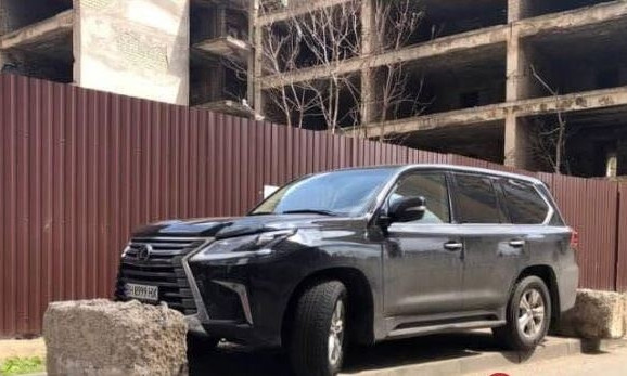 Наказали бетонными блоками: в Аркадии заблокировали внедорожник Lexus 