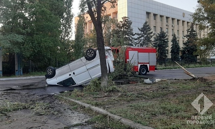 В Одессе произошло ДТП с участием дерева – автомобиль перевернулся на крышу 