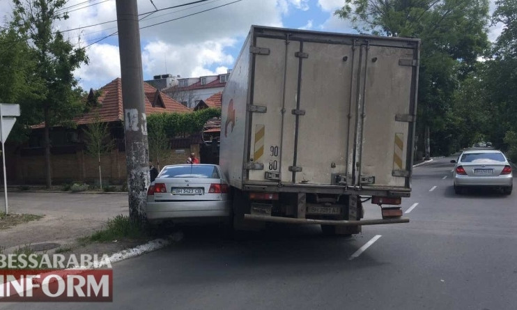 В Измаиле грузовик врезался в легковушку: пострадала беременная девушка
