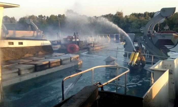 Крупный пожар:  на судоремонтном заводе горит грузовое судно