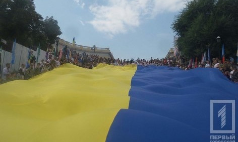 На Потемкинской лестнице развернули 25-метровый украинский флаг