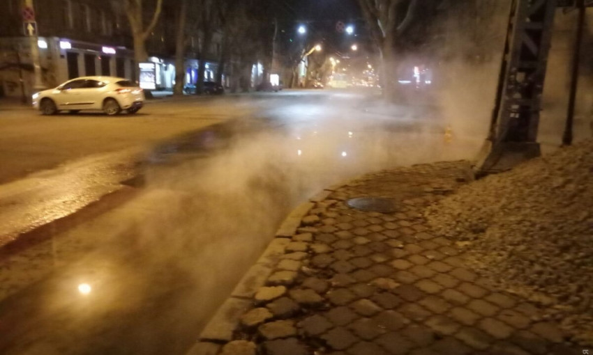 Вечером в центре Одессы прорвало теплотрассу: пострадал подвал магазина