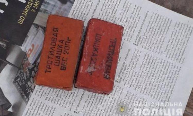 На остановке общественного транспорта в Киевском районе нашли взрывчатку