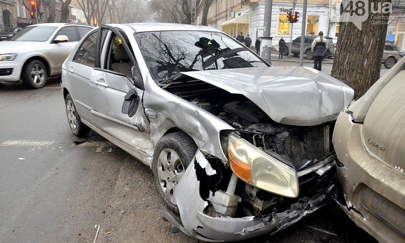 Сокрушительная авария в центре города с участием трёх машин, есть пострадавшие