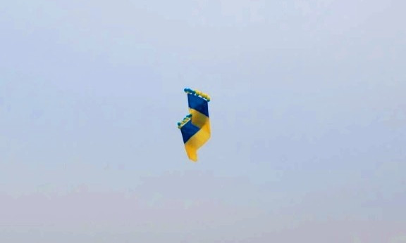 В Крым полетел флаг Украины и открытки ко Дню ВСУ - границам вопреки