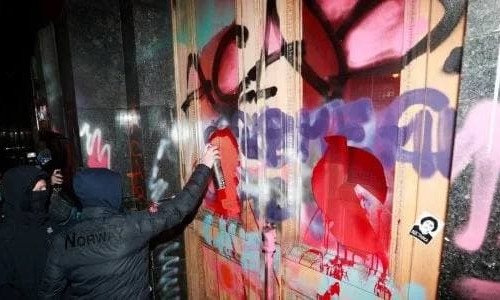Художественная галерея хочет выкупить разрисованные протестующими двери Офиса президента 