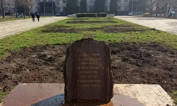 В Одессе неизвестные осквернили памятный камень в честь защитников Украины 