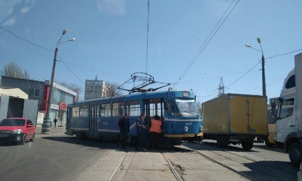 На Дальницкой трамвай сошёл с рельсов и стал поперёк дороги
