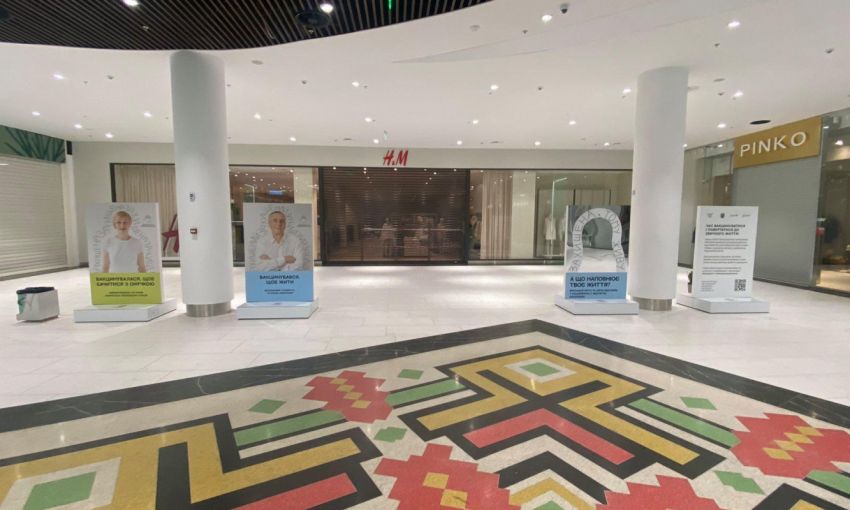 В известном одесском торговом центре открыли арт-инсталляцию, агитирующую за иммунизацию