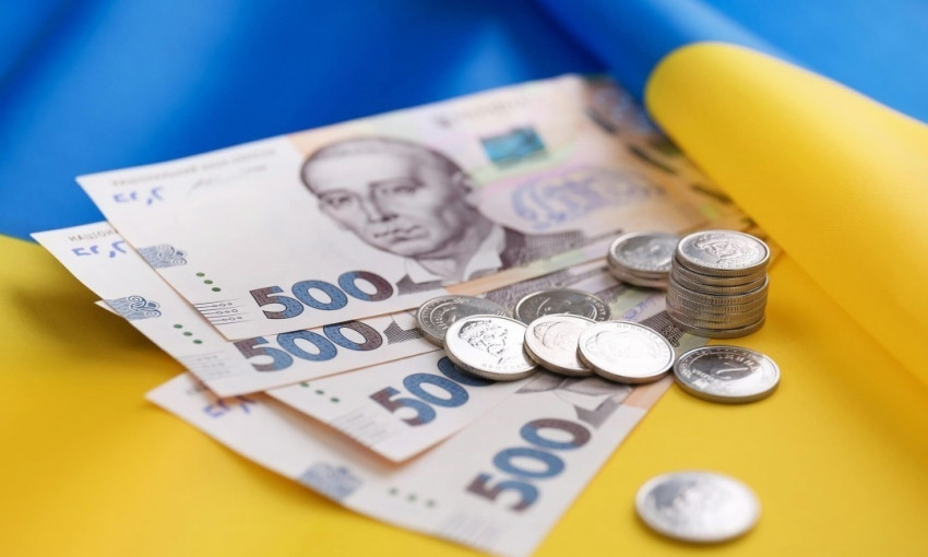 Средняя зарплата в Украине достигнет почти 1 000 долларов 