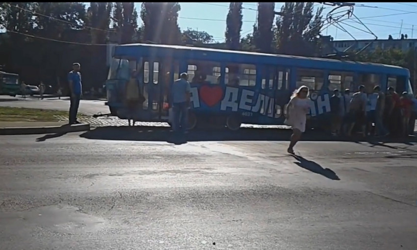 Одесса: отчаянные действия пассажиров трамвая (ВИДЕО)