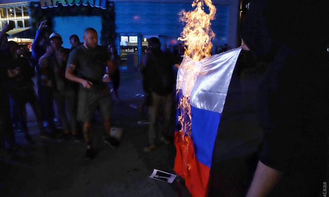 Активисты сожгли российский флаг, выступая против Елены Темниковой