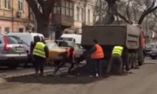 Неравнодушные граждане и укладка асфальта в Одессе