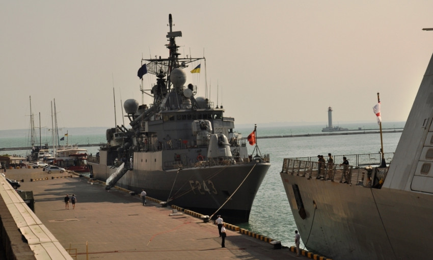 Спешите видеть: на причалах Одесского морвокзала стоят эсминец и фрегат НАТО