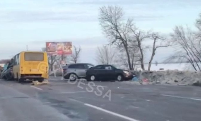 На трассе Одесса–Киев столкнулись одновременно 3 автомобиля и автобус 