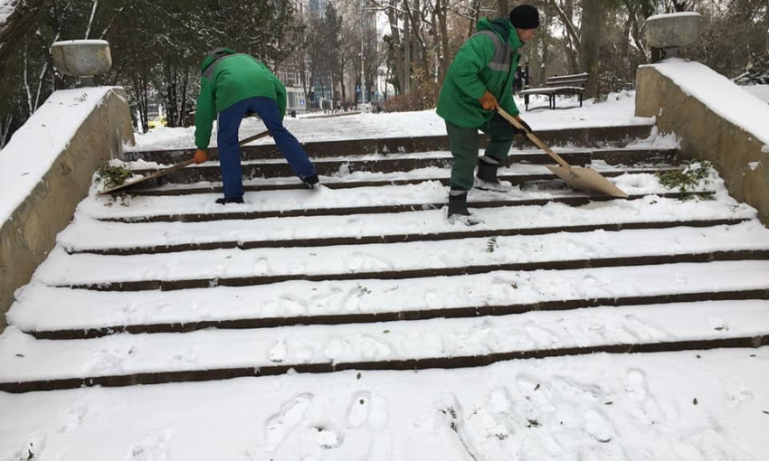 Коммунальщики расчищают от снега городские парки и бульвары