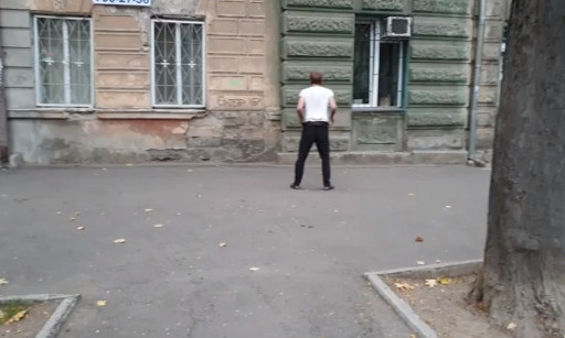 На улицах Одессы прохожих позабавил неадекват (ВИДЕО)