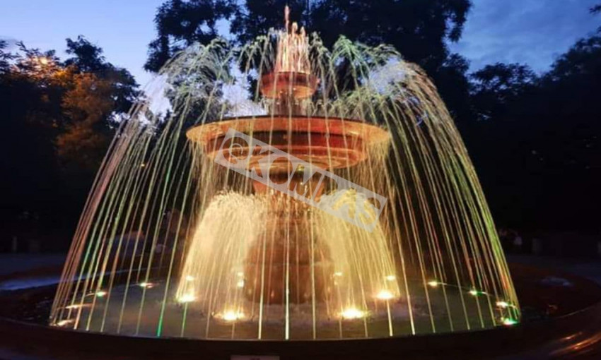 Фото вечерних фонтанов Одессы 