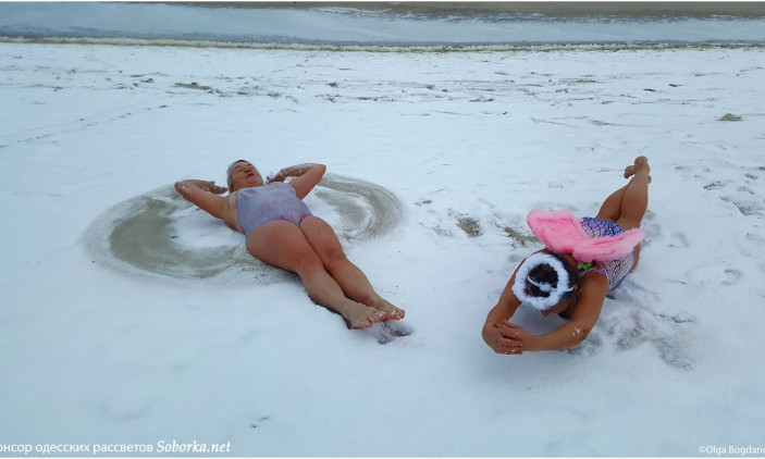 Смелые одесситки устроили фотосессию в купальниках на пляже