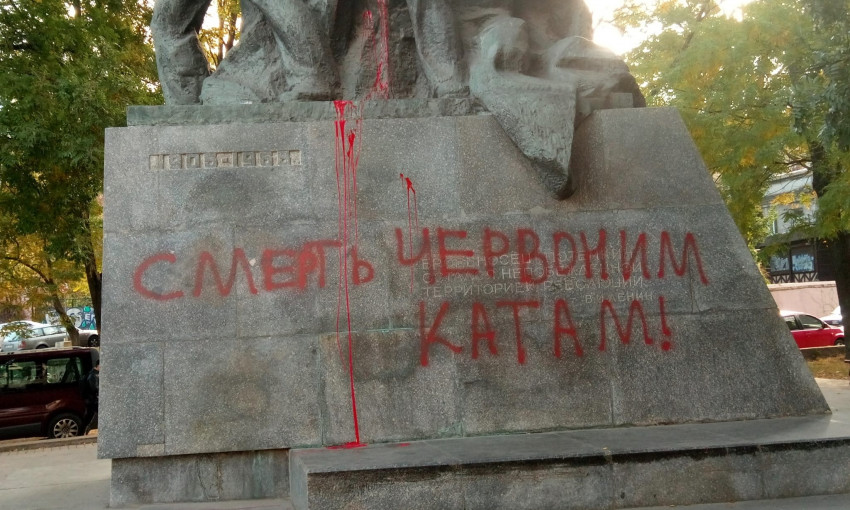 В Одессе разрисовали памятник Потемкинцам (ФОТО)