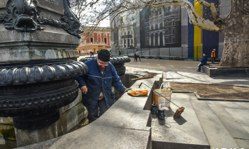 Фонтан у памятника Пушкину готовят к запуску (ФОТО)