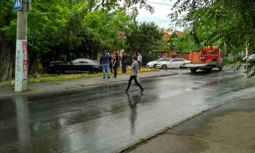 Утренняя авария возле Аркадии: автомобиль влетел в забор
