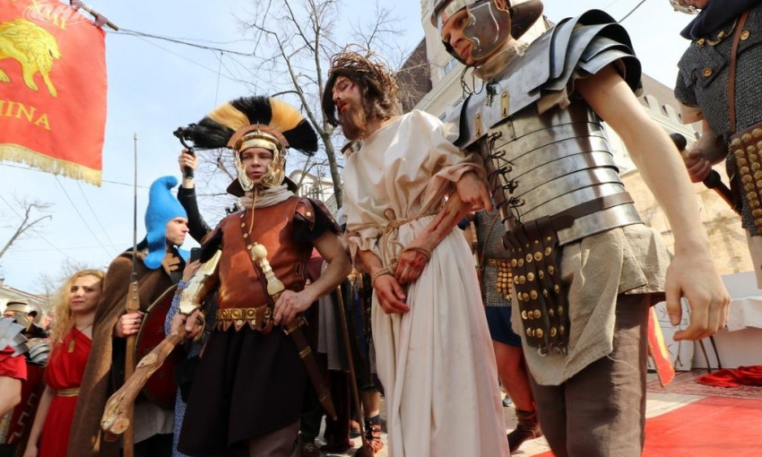 Женщины в слезах, легионеры и кровавый крест: Одесса "прожила" последний путь Иисуса (ФОТО)
