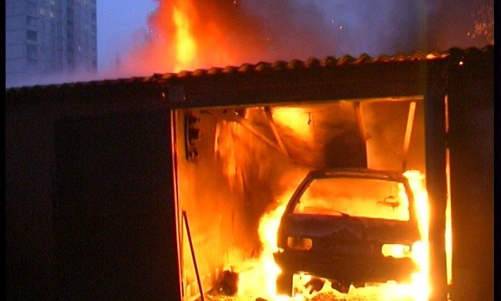 На Чернышевского горели два гаража, повреждены крыша и автомобиль