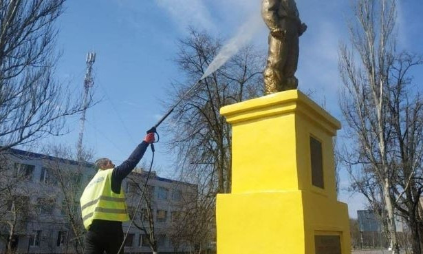 В Одессе моют городские памятники 