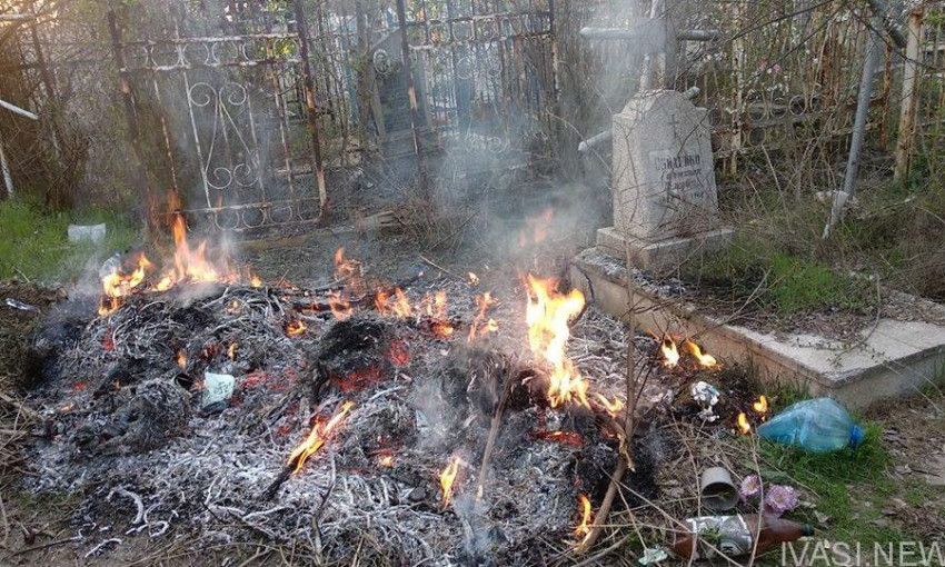 Слободское кладбище: как в Одессе у могил мусор жгли
