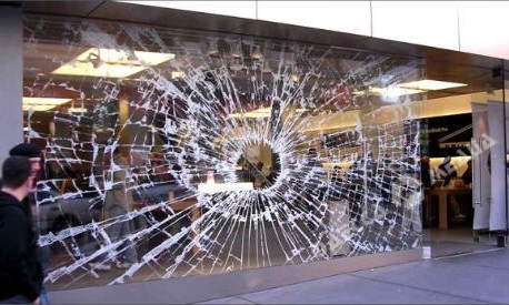 Пьяный хулиган разбил витрину магазина