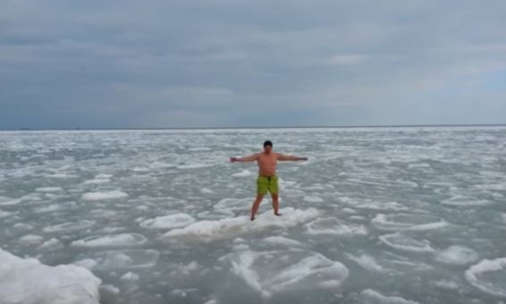Одессит показал мастер-класс по серфингу на дрейфующей льдине