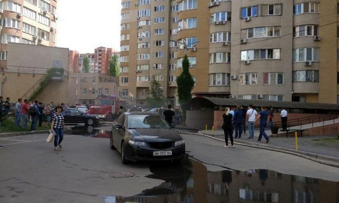 В Одессе горит подземный паркинг (ФОТО)