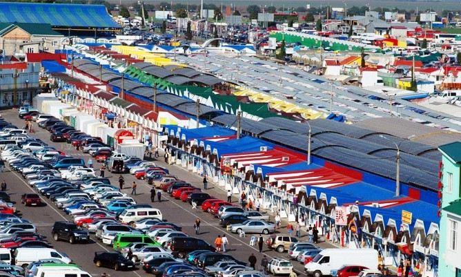 На парковке рынка 7 км неизвестные «обчищают» припаркованные машины