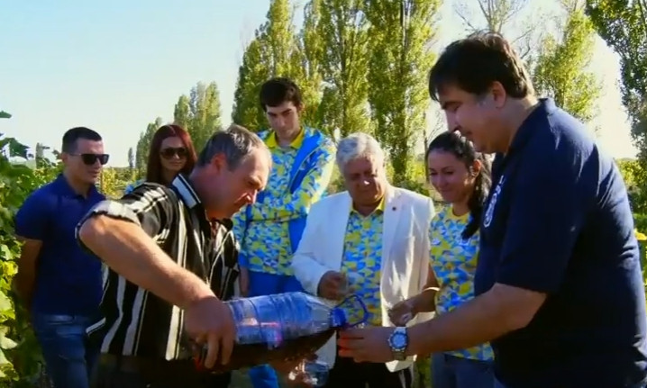 Губернатор Одесской области собирал урожай винограда с олимпийцами