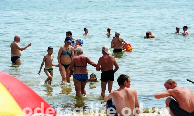 Всегда за руки, и даже в море - пара пожилых одесситов растрогала весь пляж