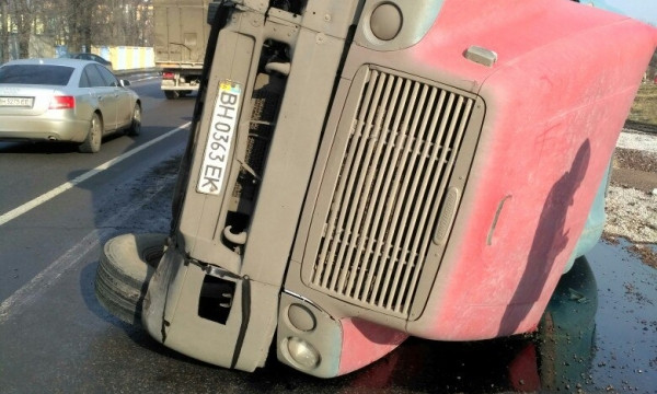 Серьёзная авария: перевернулся грузовой автомобиль