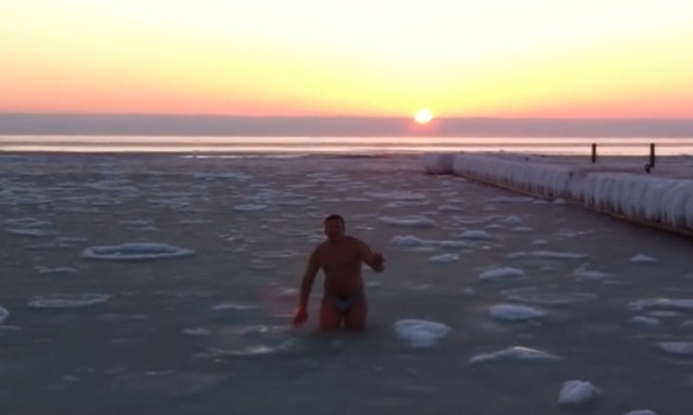 Одессит искупался среди льдин замёрзшего Чёрного моря