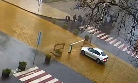 В Одессе автомобиль сбежал со стоянки и помчался в пешеходную зону