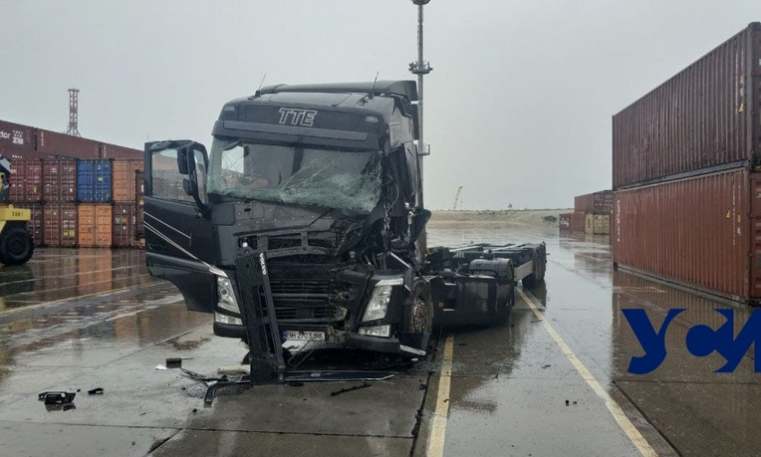 В Одесском порту водителя грузовика придавило контейнером