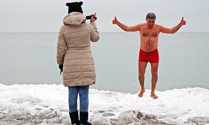 Одесситы не прекращают купаться в студёном Чёрном море