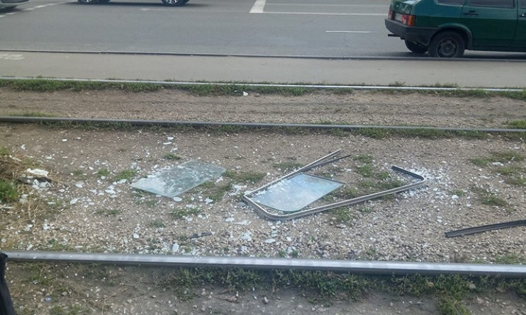 Пассажир одесского трамвая выдавил стекло головой