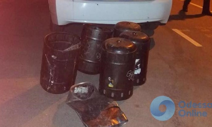 Возле "Отрады" подростки-хулиганы сломали мусорки (ФОТО)