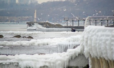 Ледяные сталактиты Чёрного моря
