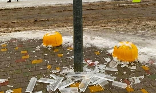 В Одессе с крыш на тротуары летят куски льда  