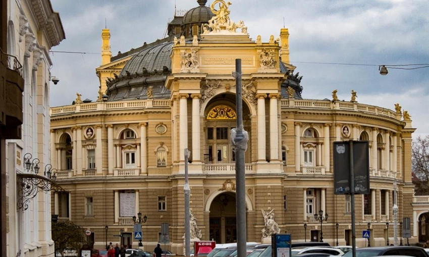 Часть столбов перед Одесским оперным театром... теперь убирают
