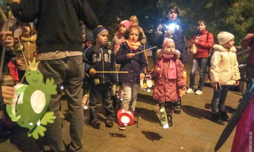 Одесситы прошлись по улицам города в карнавальном фонарном шествии